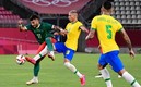 Richarlison peleando una pelota con Alexis Vega durante las Semifinales. Foto: AFP