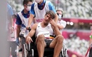 El atleta tuvo que salir en silla de ruedas. (Foto: EFE)