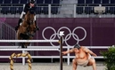 La estatua aparentemente saca de concentración al caballo al saltar el obstáculo (AP