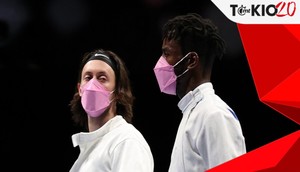 Integrantes del equipo de esgrima con cubrebocas rosa. (Foto: Getty Images)