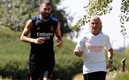 Benzema realizando sus primeros ejercicios este miércoles. (Foto: Real Madrid)