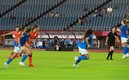 Los aficionados presenciaron el partido con muchas butacas de separación. Foto: AFP