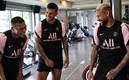 Mbappé, Paredes y Neymar se entrenaron este viernes en el club parisino. FOTO: AFP.