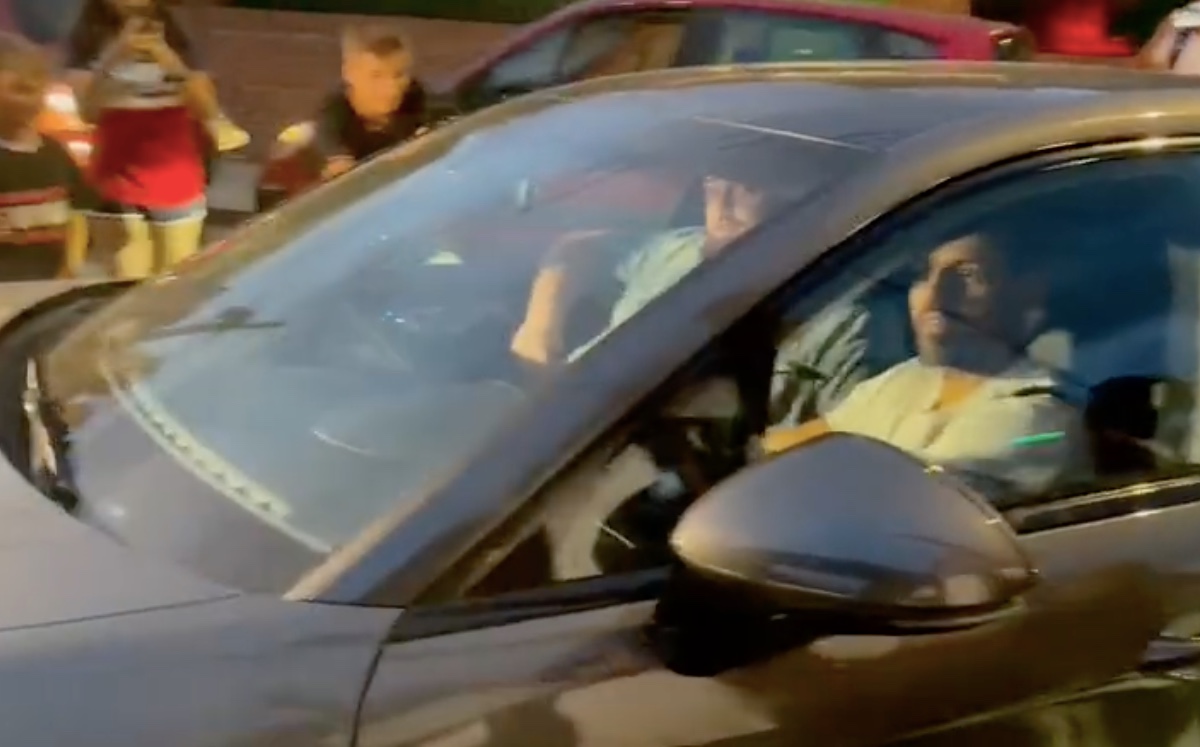 Kun Agüero fue de los más perseguidos por los fans. (Foto: captura de pantalla)