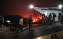Personas evacuando la isla Eubea. (Foto: AFP)