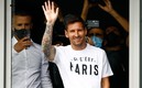 Así saludó Messi a su nueva afición al llegar a París. FOTO: AFP.