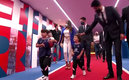 Messi y su familia caminando por la alfombra roja rumbo a la conferencia de prensa.