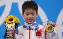 Quan Hongchan tras ganar Medalla de Oro en Tokio