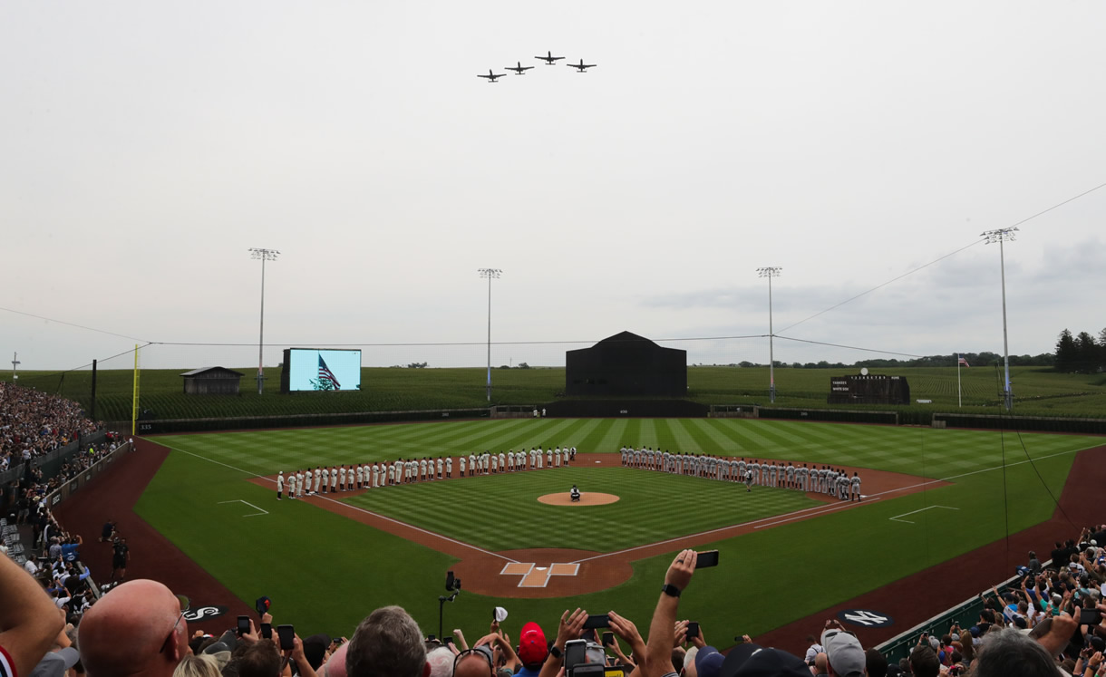En la ceremonia previa al juego se tuvo el clásico vuelo de aviones