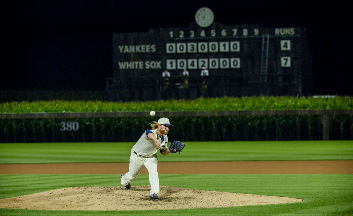 Craig Kimbrel entró al relevo... al fondo los sembradíos y la pizarra