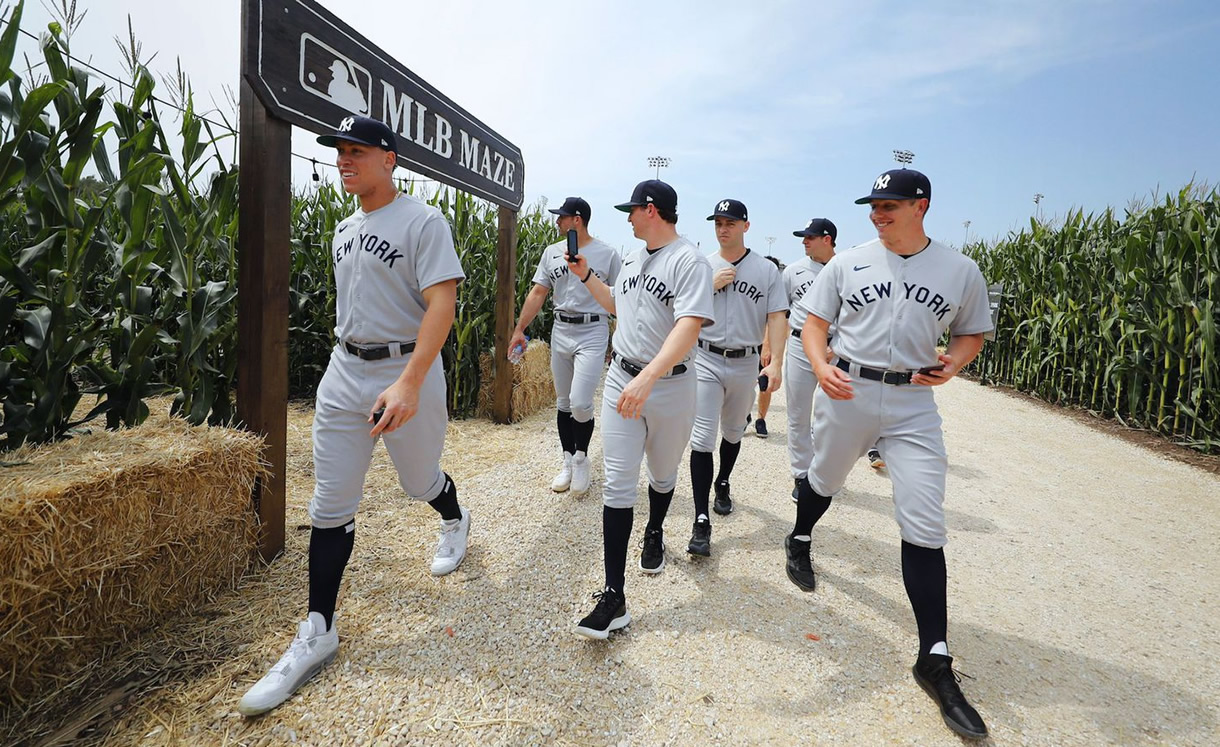 Los Yankees recorriendo los caminos entre los sembradíos