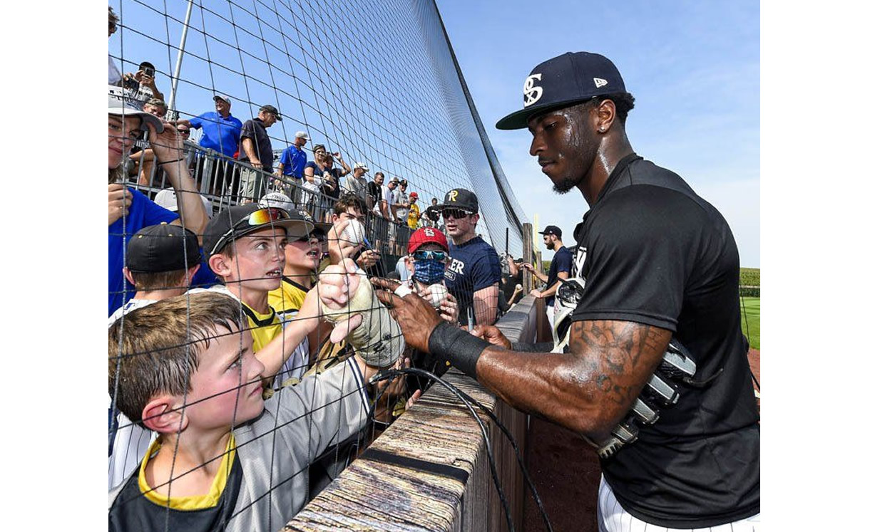 Los jugadores de los White Sox firmaron autógrafos antes del juego