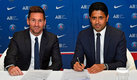Lionel Messi y Nasser Al-Khelaifi en la firma de contrato del argentino con el PSG. (TW @PSG_espanol)