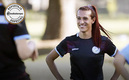 Mara Gómez hace historia al jugar con mujeres. FOTO: AP.