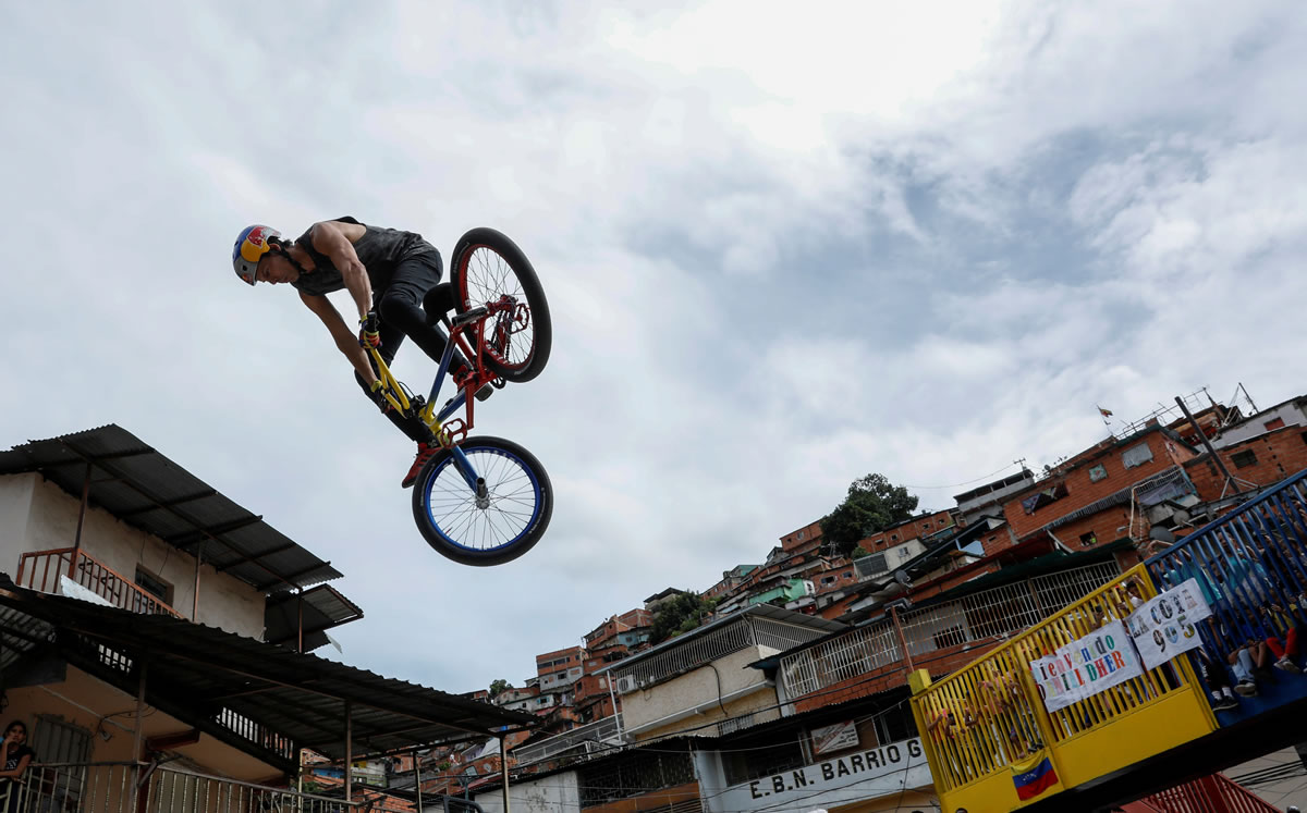 Medallista ofrece en barrio de Caracas exhibición de BMX freestyle - Vimarsana News