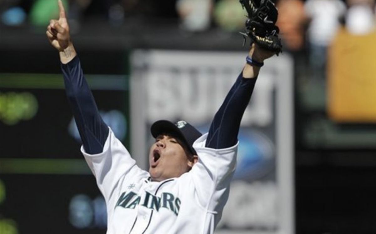 Félix Hernández celebra tras lanzar un juego perfecto en la MLB con los Mariners. (AP)
