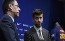 Piqué y Bartomeu en una rueda de prensa. (Foto: AFP)