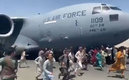 Los pobladores intentaron abordar a un avión militar estadounidense | Captura