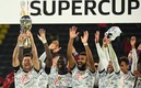Lewandowski presumió a todo lo alto la Supercopa de Alemania. FOTO: AFP.