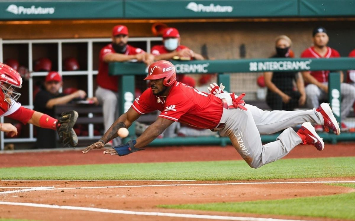 Yasiel Puig robó sus primeras dos bases en los playoffs 2021 de la LMB. (Cortesía)