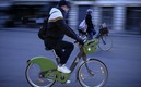 Un hombre y una mujer recorriendo París en bicicleta. (Foto: AFP)