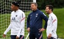 Mbappé se mantiene entrenando con el PSG. FOTO: AFP.