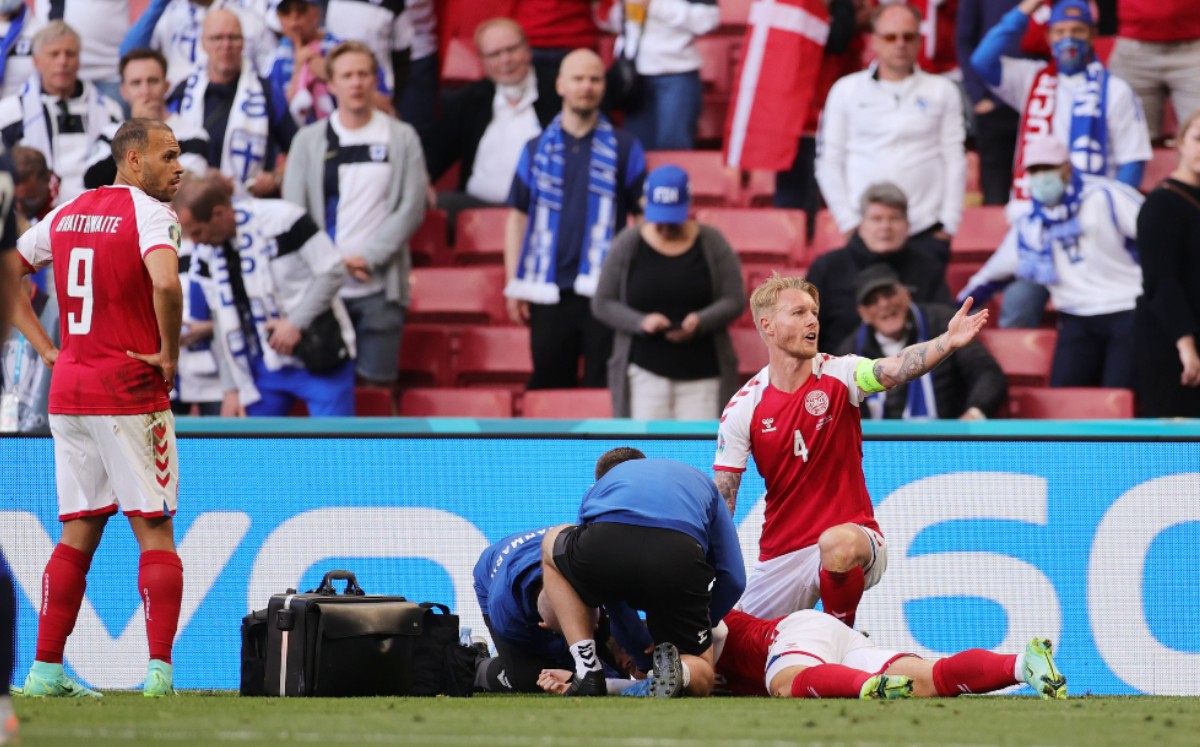 UEFA premiará a médicos que reanimaron a Christian Eriksen en la Euro, así como a Simon Kjaer