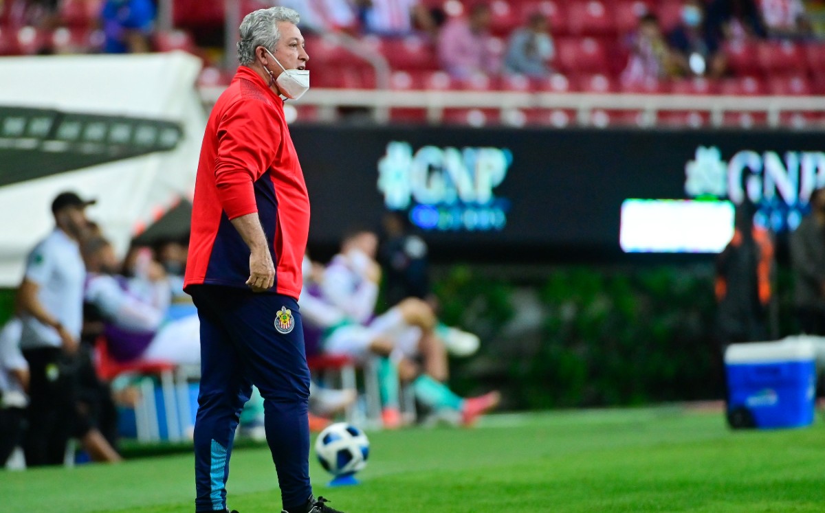 Víctor Vucetich puso su continuidad en Chivas en manos de la directiva - Vimarsana News