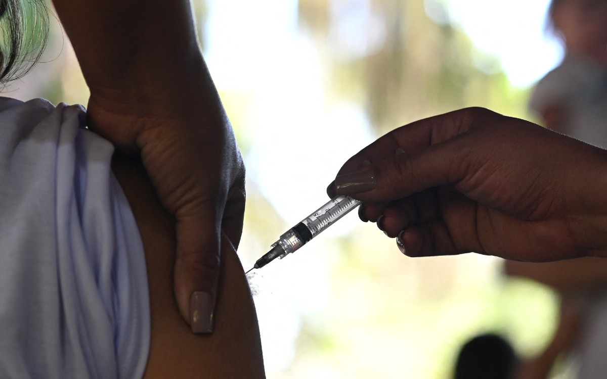 Un hombre en Brasil recibió cinco dosis de diferentes vacunas contra COVID-19 (AFP)