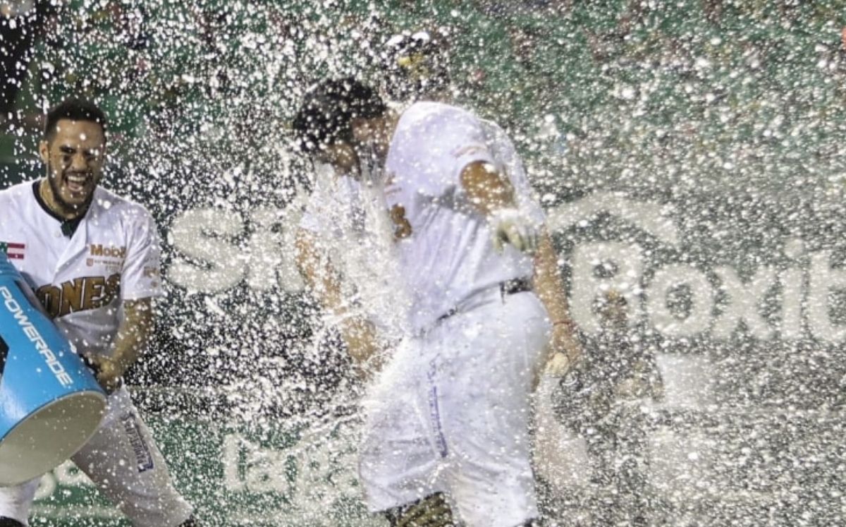 Luis Juárez pegó el home run con el que Leones toma ventaja por primera vez en la serie. (Cortesía)