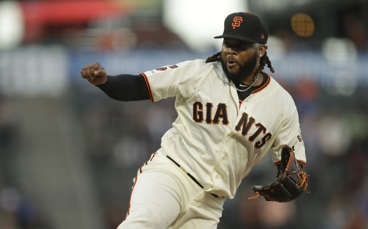 En sus 14 temporadas en MLB, Johnny Cueto se ha hecho fama por su movimiento al lanzar. (AP)