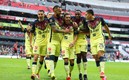 Renato Ibarra celebrando con Córdova y el equipo el gol de penal. Foto: Imago7