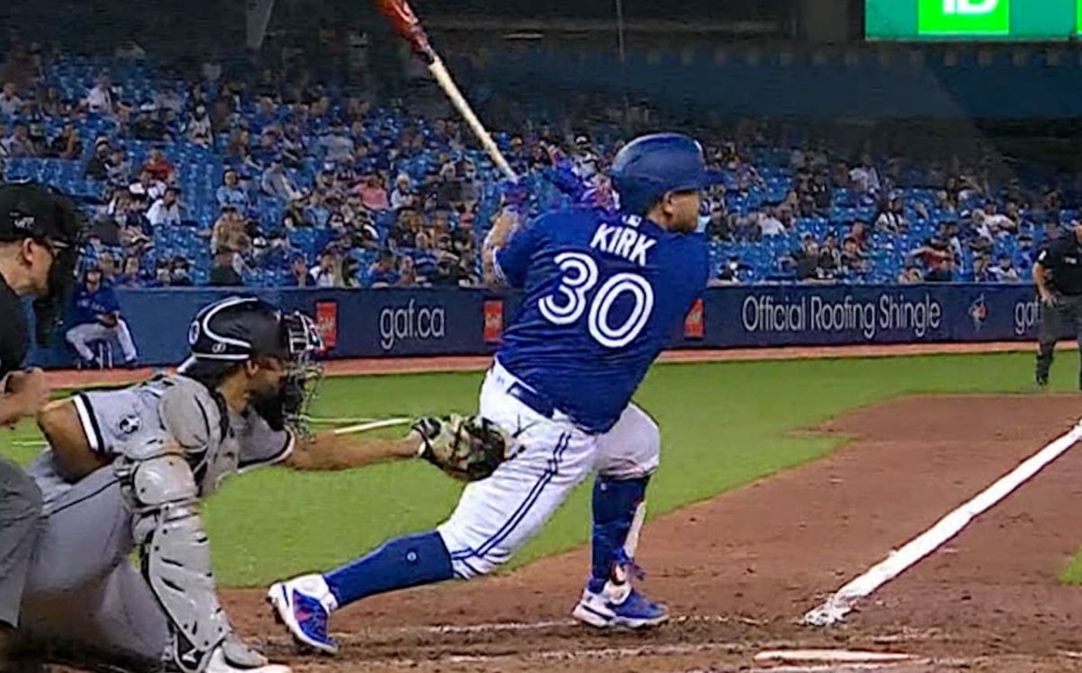 Alejandro Kirk ha pegado al menos un hit en 14 de 19 juegos desde su regreso. (MLB.com)