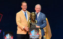 Manning fue acompañado por su padre Archie Manning | AFP