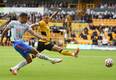 Mason Greenwood anota el gol de apertura durante el partido entre Wolves y el Manchester United en la Premier League.