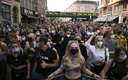 Miles de personas protestaron en Berlín contra restricciones por COVID-19 (AP)
