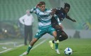 Santiago Muñoz disputa el balón con Avilés Hurtado. Foto: Imago7