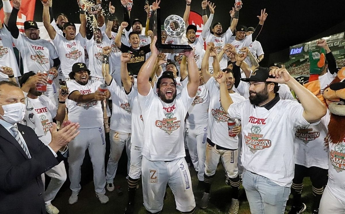 Tras el jonrón, Luis Felipe Juárez levantó el trofeo que acredita a Leones campeón del Sur. (Cortesía)