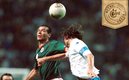 El momento justo en el que Borgetti conecta de cabeza ante la marca de Maldini. Foto: Mexsport