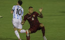Adrián Martínez casi revienta a Messi. (Foto: AFP)