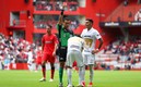 Árbitro César Ramos muestra la roja a Ángel García. Foto: Imago7
