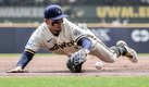 Luis Urías pegó cinco extra bases en el Brewers-Cubs. (Reuters)