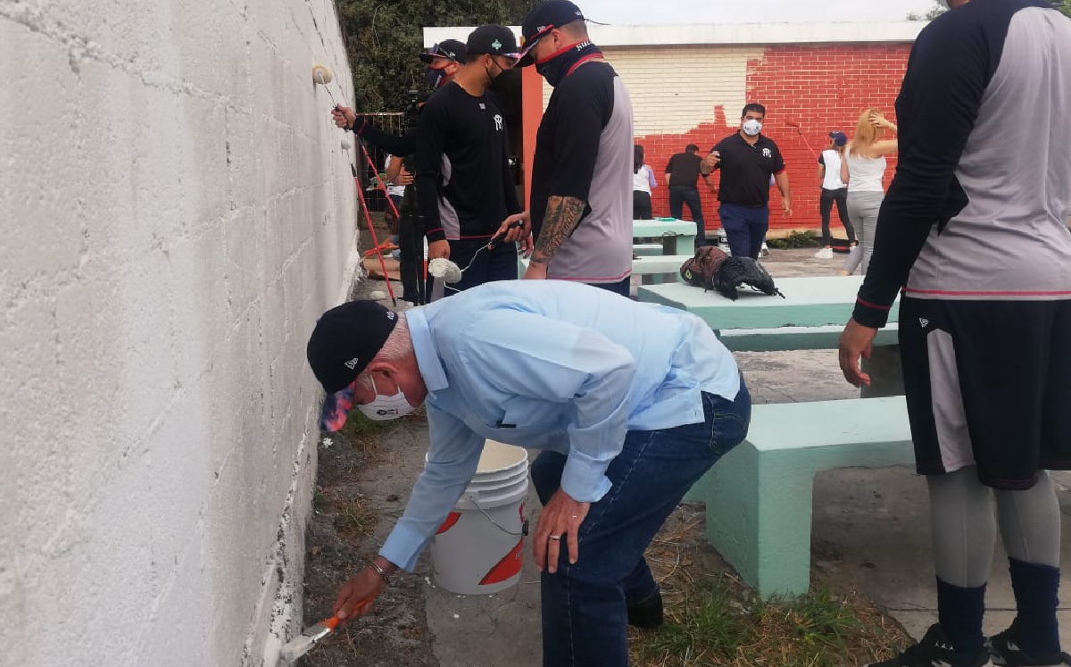 Sultanes dejó a lado el guante para tomar la brocha y rodillo para pintar. (Foto: Jessika Méndez)