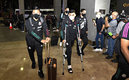 Alexis Vega arribó en muletas. (Foto: Imago7)