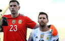 Emiliano Martínez y Lionel Messi en la ceremonia previa al Brasil-Argentina. (Reuters)
