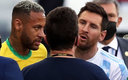 Neymar y Lionel Messi en el escándalo del Brasil-Argentina en Conmebol. (Reuters)