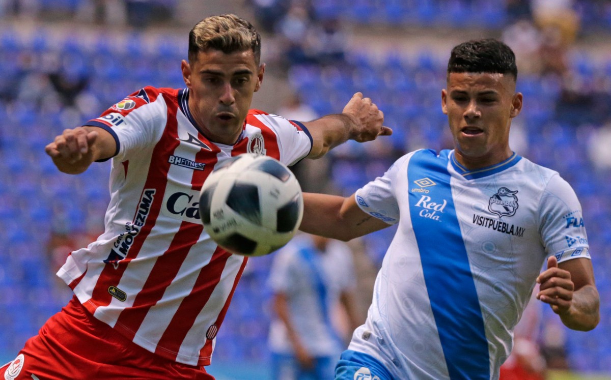 Bertareme pelea el balón. Foto: Imago