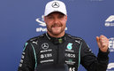 Bottas y su trofeo en Monza.