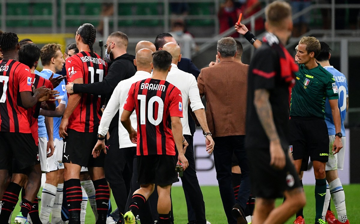 Momento en el que Maurizio Sarri es expulsado. Foto: AFP