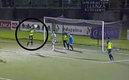 El jugador se levantó para 'rematar' | Captura